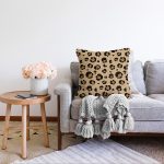 Pastel Zemin Üzerinde Gold Detaylı Geometrik Desenli Raşel Kadife Yastık Kırlent Kılıfı Realhomes