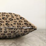 Pastel Zemin Üzerinde Gold Detaylı Geometrik Desenli Raşel Kadife Yastık Kırlent Kılıfı Realhomes