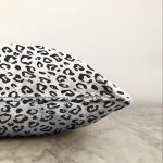 - Sonil-K-8000-Gorsel3 - Realhomes Beyaz Zemin Üzerinde Siyah Renkli Geometrik Çizim Modern Raşel Kadife Yastık Kırlent Kılıfı Realhomes