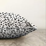 Renkli Zemin Üzerinde Siyah Geometrik Çizimli Dijital Baskılı Modern Raşel Kadife Yastık Kılıfı Realhomes