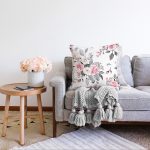 Pembe Beyaz Gül Gri Yapraklar Desenli Dijital Baskılı Modern Raşel Kadife Yastık Kırlent Kılıfı Realhomes