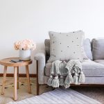 Beyaz Zemin Üzerinde Rengarenk Çiçek Desenli Raşel Kadife Yastık Kırlent Kılıfı Realhomes