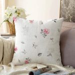 Pastel Zemin Üzerşnde Siyah Beyaz Renkli Puantiye Desenli Raşel Kadife Yastık Kırlent Kılıfı Realhomes