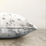 - Sonil-K-8008-Gorsel3 - Realhomes Pastel Zeminli Beyaz Yaprak Desenli Dijital Baskılı Modern Raşel Kadife Yastık Kırlent Kılıfı Realhomes