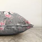 - Sonil-K-8010-Gorsel3 - Realhomes  Renkli Zemin Üzerinde Flamingo Desenli Yaprak Motifli Raşel Kadife Yastık Kırlent Kılıfı Realhomes