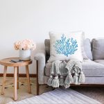 Beyaz Zemin Üzerinde Renkli Deniz Otu Desenli Modern Raşel Kadife Yastık Kırlent Kılıfı Realhomes