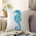 Beyaz Zemin Üzerinde Renkli Deniz Atı Desenli Raşel Kadife Yastık Kırlent Kılıfı Realhomes