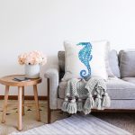 Beyaz Zemin Üzerinde Renkli Deniz Atı Desenli Raşel Kadife Yastık Kırlent Kılıfı Realhomes