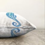 Beyaz Zemin Üzerinde Renkli Deniz Atı Desenli Raşel Kadife Yastık Kırlent Kılıfı Realhomes