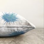 Beyaz Zemin Üzerinde Renkli Deniz Kestanesi Desenli Raşel Kadife Yastık Kırlent Kılıfı Realhomes