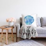 - Sonil-K-8023-Gorsel2 - Realhomes  Beyaz Zemin Üzerinde Renkli Deniz Kabuğu Desenli Dijital Baskılı Modern Raşel Kadife Yastık Kılıfı Realhomes