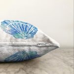 - Sonil-K-8023-Gorsel3 - Realhomes  Beyaz Zemin Üzerinde Renkli Deniz Kabuğu Desenli Dijital Baskılı Modern Raşel Kadife Yastık Kılıfı Realhomes