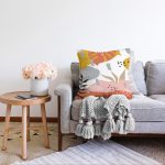 Beyaz Zemin Üzerinde Pastel Renkli Yaprak Desenli Modern Raşel Kadife Yastık Kırlent Kılıfı Realhomes