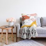 Beyaz Zemin Üzerinde Pastel Renkli Yaprak Desenli Modern Raşel Kadife Yastık Kırlent Kılıfı Realhomes