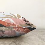 - Sonil-K-8030-Gorsel3 - Realhomes  Beyaz Zemin Üzerinde Pastel Renkli Yaprak Desenli Modern Raşel Kadife Yastık Kırlent Kılıfı Realhomes