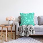 Beyaz Zemin Üzerinde Renkli Geometrik Desenli Dijital Baskılı Modern Raşel Kadife Yastık Kılıfı Realhomes