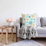 Beyaz Zemin Üzerinde Renkli Geometrik Desenli Dijital Baskılı Modern Raşel Kadife Yastık Kılıfı Realhomes