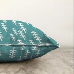 Beyaz Zemin Üzerinde Renkli Geometrik Desenli Dijital Baskılı Modern Raşel Kadife Yastık Kılıfı Realhomes