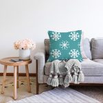 Renkli Zemin Üzerinde Beyaz Kartanesi Desenli Dijital Baskılı Modern Raşel Kadife Yastık Kılıfı Realhomes