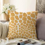 Beyaz Zemin Üzerinde Pastel Renkli Geometrik Desenli Raşel Kadife Yastık Kırlent Kılıfı Realhomes