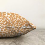 Beyaz Zemin Üzerinde Pastel Renkli Geometrik Desenli Raşel Kadife Yastık Kırlent Kılıfı Realhomes