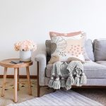 Beyaz Zemin Üzerinde Pastel Renkli Yaprak Desenli Modern Raşel Kadife Yastık Kırlent Kılıfı Realhomes