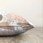 Beyaz Zemin Üzerinde Pastel Renkli Yaprak Desenli Modern Raşel Kadife Yastık Kırlent Kılıfı Realhomes