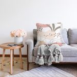 Beyaz Zemin Üzerinde Pastel Renkli Yaprak Desenli Modern Raşel Kadife Yastık Kırlent Kılıfı Realhomes