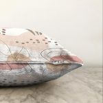 Beyaz Zemin Üzerinde Pastel Renkli Yaprak Desenli Modern Raşel Kadife Yastık Kırlent Kılıfı Realhomes