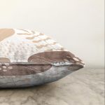 - Sonil-K-8048-Gorsel3 - Realhomes Beyaz Zemin Üzerinde Pastel Renkli Yaprak Desenli Modern Raşel Kadife Yastık Kırlent Kılıfı Realhomes