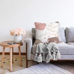 Beyaz Zemin Üzerinde Pastel Renkli Yaprak Desenli Modern Raşel Kadife Yastık Kırlent Kılıfı Realhomes