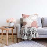 Beyaz Zemin Üzerinde Pastel Renkli Yaprak Desenli Modern Raşel Kadife Yastık Kırlent Kılıfı Realhomes