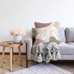 - Sonil-K-8051-Gorsel2 - Realhomes  Beyaz Zemin Üzerinde Pastel Renkli Yaprak Desenli Modern Raşel Kadife Yastık Kırlent Kılıfı Realhomes