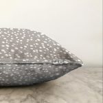 - Sonil-K-8054-Gorsel3 - Realhomes Renkli Zeminli Beyaz Puantiye Desenli Dijital Baskılı Modern Raşel Kadife Yastık Kırlent Kılıfı Realhomes