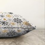 Beyaz Zemin Üzerinde Gold Detaylı Kartanesi Desenli Raşel Kadife Yastık Kırlent Kılıfı Realhomes