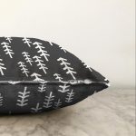 Siyah Zeminli Beyaz Çam Ağacı Desenli Dijital Baskılı Modern Raşel Kadife Yastık Kırlent Kılıfı Realhomes