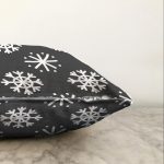 - Sonil-K-8058-Gorsel3 - Realhomes  Siyah Zeminli Beyaz Kartanesi Desenli Dijital Baskılı Modern Raşel Kadife Yastık Kırlent Kılıfı Realhomes