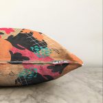 - Sonil-K-8059-Gorsel3 - Realhomes Renkli Zeminli Üzerinde Yaprak Desenli Dijital Baskılı Modern Raşel Kadife Yastık Kılıfı Realhomes