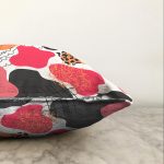 - Sonil-K-8060-Gorsel3 - Realhomes Beyaz Zemin Üzerinde Renkli Geometrik Desenli Dijital Baskılı Modern Raşel Kadife Yastık Kılıfı Realhomes