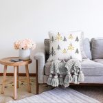 Beyaz Zemin Üzerinde Gold Detaylı Çamağacı Desenli Modern Raşel Kadife Yastık Kırlent Kılıfı Realhomes