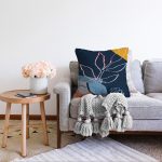 Rengarenk Zemin Üzerinde Pastel Desenli Çiçek Motifli Modern Raşel Kadife Yastık Kırlent Kılıfı Realhomes