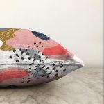 - Sonil-K-8090-Gorsel3 - Realhomes  Beyaz Zemin Üzerinde Pastel Renkli Yaprak Desenli Modern Raşel Kadife Yastık Kırlent Kılıfı Realhomes