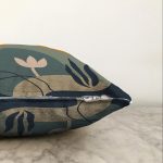 Renkli Zemin Üzerinde Yaprak Desenli Dijital Baskılı Modern Raşel Kadife Yastık Kırlent Kılıfı Realhomes