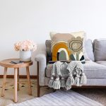 Renkli Zemin Üzerinde Yaprak Desenli Dijital Baskılı Modern Raşel Kadife Yastık Kırlent Kılıfı Realhomes