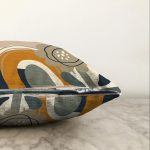 Renkli Zemin Üzerinde Yaprak Desenli Dijital Baskılı Modern Raşel Kadife Yastık Kırlent Kılıfı Realhomes