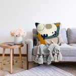 Renkli Zemin Üzerinde Yaprak Desenli Dijital Baskılı Modern Raşel Kadife Yastık Kırlent Kılıfı Realhomes