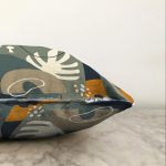 Renkli Zemin Üzerinde Yaprak Desenli Dijital Baskılı Modern Raşel Kadife Yastık Kırlent Kılıfı Realhomes