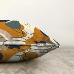 Renkli Zemin Üzerinde Yaprak Desenli Dijital Baskılı Modern Raşel Kadife Yastık Kırlent Kılıfı Realhomes