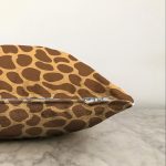 - Sonil-K-8101-Gorsel3 - Realhomes Renkli Zeminli Geometrik Desenli Dijital Baskılı Modern Raşel Kadife Yastık Kırlent Kılıfı Realhomes