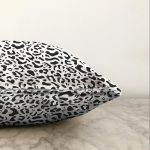 - Sonil-K-8102-Gorsel3 - Realhomes Beyaz Zemin Üzerinde Siyah Renkli Geometrik Çizim Modern Raşel Kadife Yastık Kırlent Kılıfı Realhomes